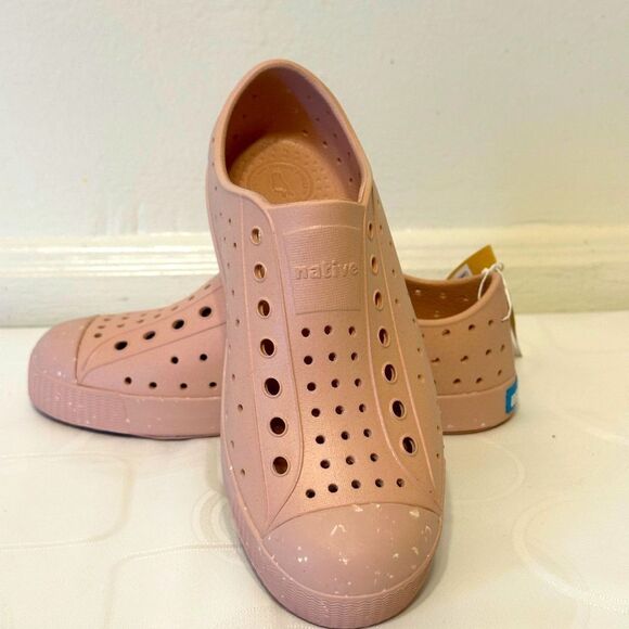 Native Perforated Slip- On water sneakers kids shoes size J-2 new - Picture 1 of 11